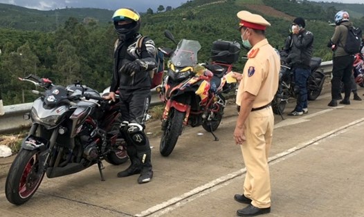 Lực lượng Cảnh sát giao thông tỉnh Lâm Đồng xử lý nhiều xe mô tô vi phạm tốc độ. Ảnh: Khánh Phúc
