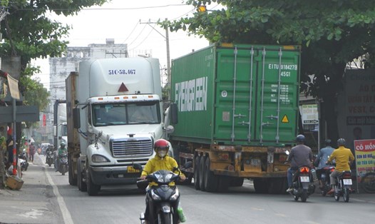 Xe container chạy chiếm hết làn đường Nguyễn Duy Trinh.  Ảnh: Minh Quân