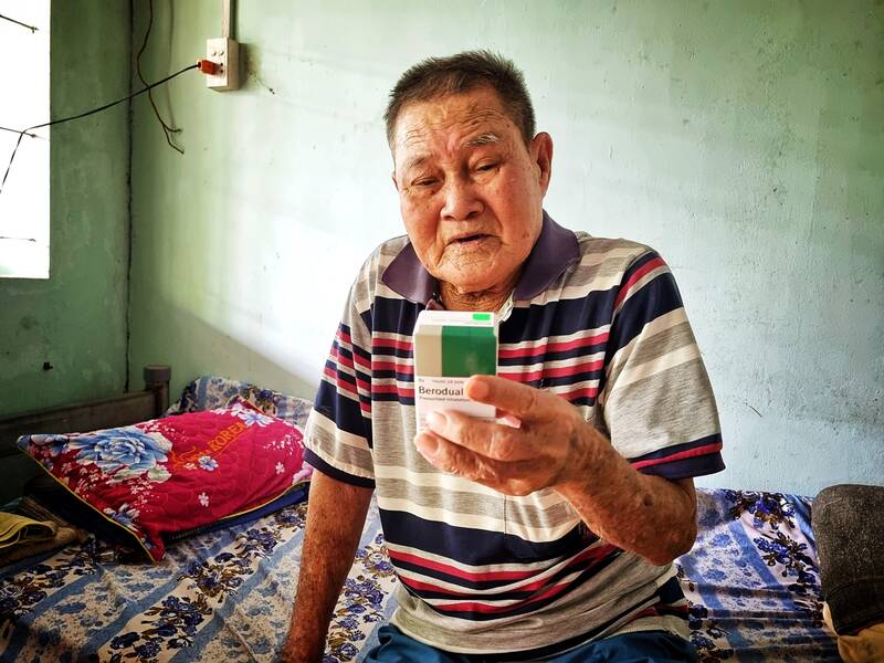 Người lớn tuổi mong chờ giảm tuổi nhận trợ cấp hưu trí xã hội giảm độ tuổi quy định từ 80 tuổi xuống 75 tuổi. Ảnh: Hoàng Lộc