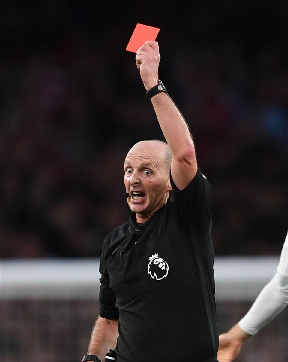 Mike Dean hiểu áp lực tại giải Anh lớn đến như thế nào. Ảnh: Premier League.