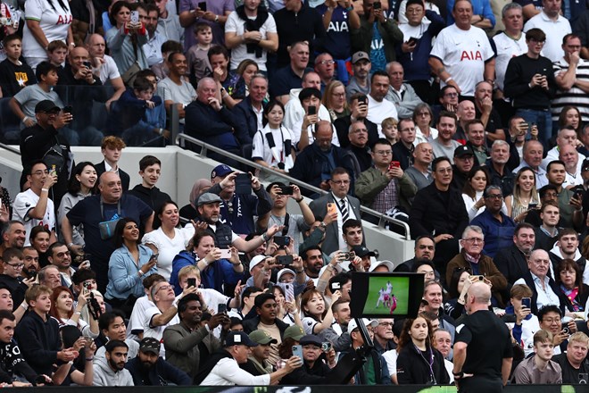 Trong tài Simon Hooper theo dõi một tình huống VAR trong trận đấu giữa Tottenham và Liverpool. Ảnh: AFP