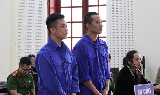  Hai bị cáo Lô Thanh Hải, Phạm Tùng Khánh tại phiên tòa. Ảnh: Quỳnh Trang