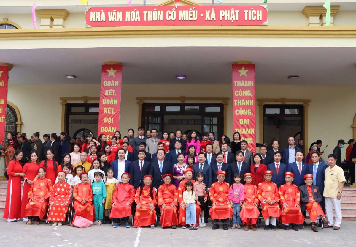 Trưởng Ban Tuyên giáo Trung ương Nguyễn Trọng Nghĩa và các đại biểu chụp ảnh lưu niệm với nhân dân thôn Cổ Miếu. Ảnh: TTXVN