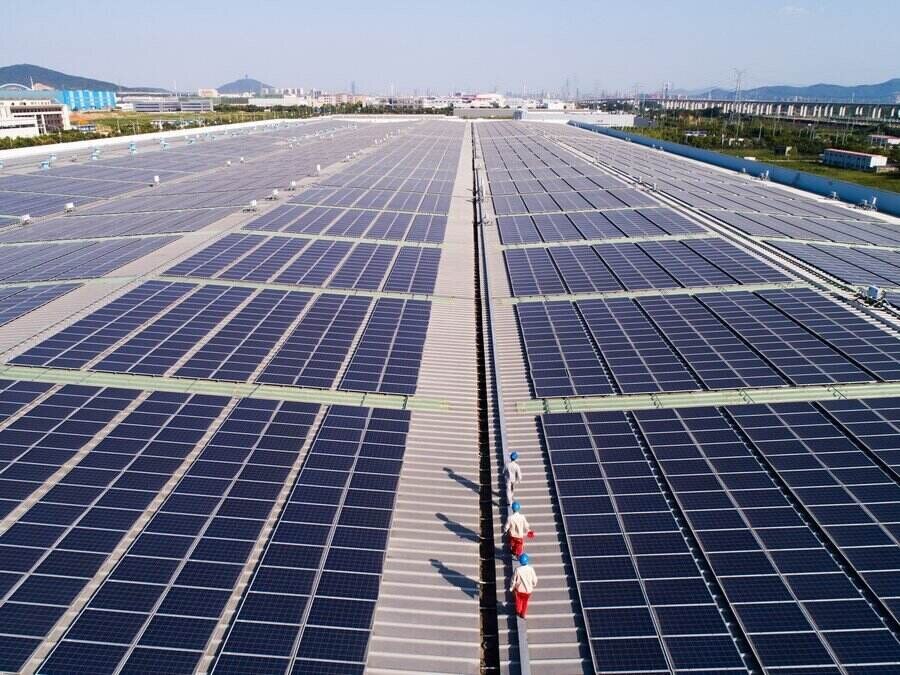 Công suất lắp đặt điện mặt trời tại khu dân cư của Trung Quốc đạt 105 triệu kilowatt vào tháng 9. Ảnh: Xinhua