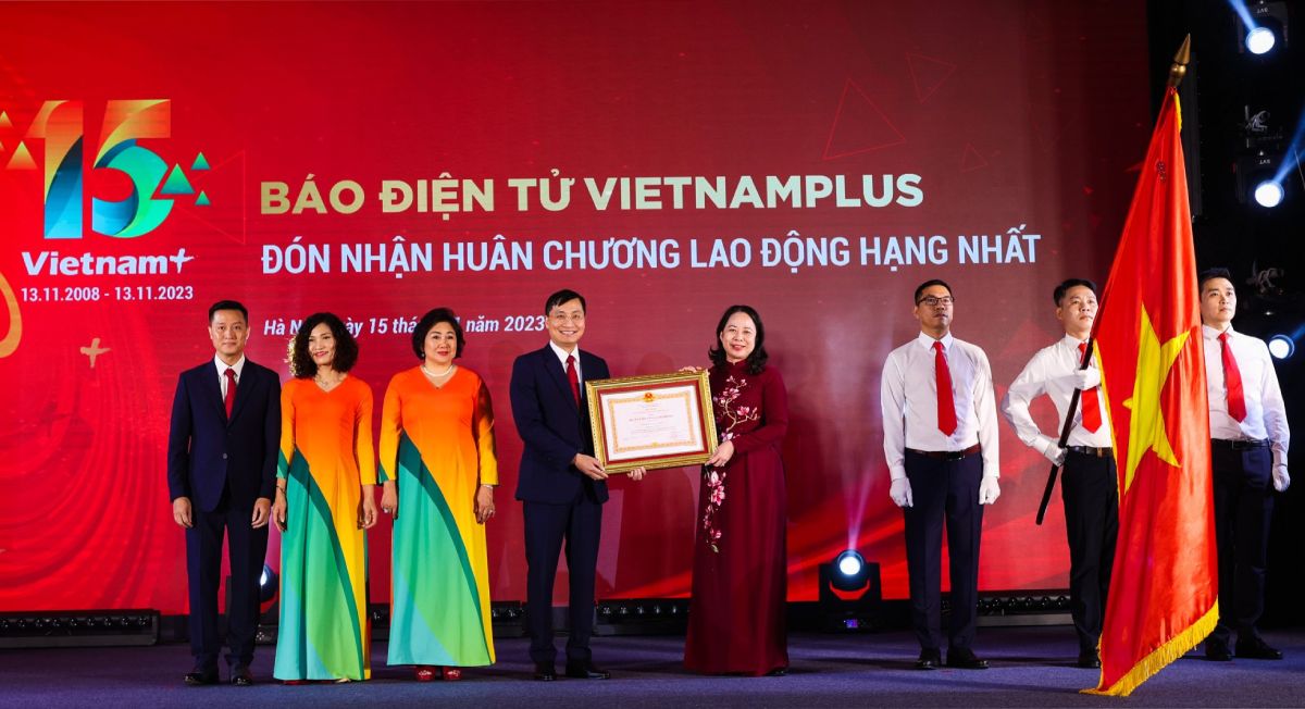 Phó Chủ tịch nước Võ Thị Ánh Xuân - Phó Chủ tịch thứ Nhất Hội đồng Thi đua - Khen thưởng Trung ương trao tặng Huân chương Lao động hạng Nhất cho Báo Điện tử VietnamPlus. Ảnh: Khánh An