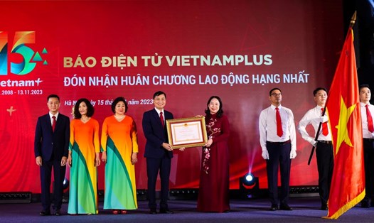 Phó Chủ tịch nước Võ Thị Ánh Xuân - Phó Chủ tịch thứ Nhất Hội đồng Thi đua - Khen thưởng Trung ương trao tặng Huân chương Lao động hạng Nhất cho Báo Điện tử VietnamPlus. Ảnh: Khánh An