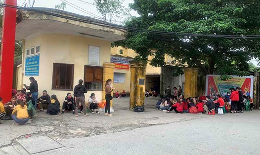 Công nhân Công ty Cổ phần May HALOTEXCO (phường Bến Thủy, TP Vinh, Nghệ An) ngừng việc đòi quyền lợi. Ảnh: Quang Đại