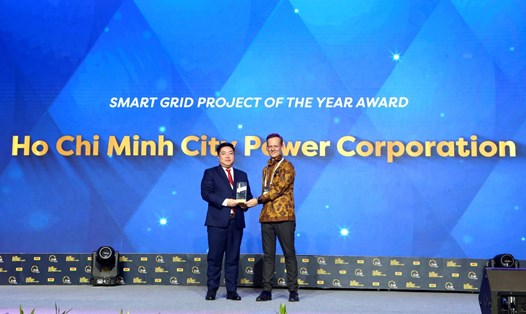 Ông Luân Quốc Hưng - Phó Tổng Giám đốc EVNHCMC (bên trái) - đại diện EVNHCMC nhận giải thưởng "Smart Grid project of the year" năm 2023. Ảnh: EVNHCMC cung cấp