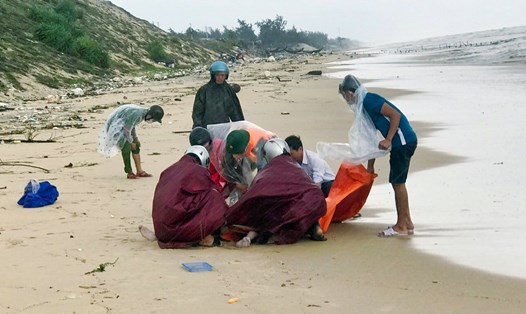 Hiện trường phát hiện thi thể tại khu vực bờ biển thôn Tân Thành, xã Quảng Công. Ảnh: Nguyễn Đình Tuấn.