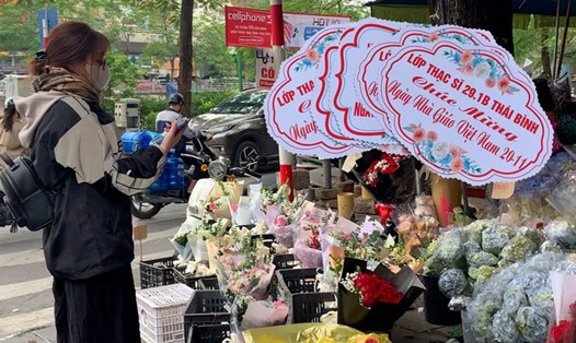 Giá hoa tăng trước thềm ngày Nhà giáo Việt Nam, sức mua giảm 60%