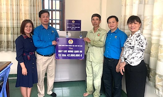 Ông Nguyễn Huy Thông - Chủ tịch Công đoàn Công nghiệp Hoá chất Việt Nam (thứ 2 từ trái sang) trao tặng cây lọc nước cho đại diện người lao động. Ảnh: Xuân Tùng