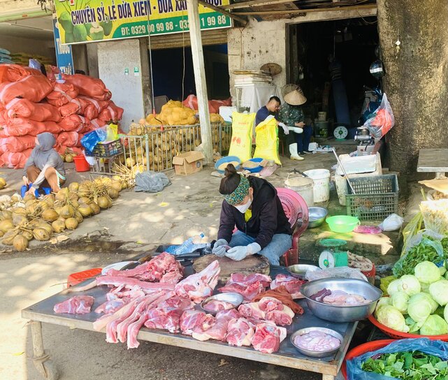 Tiểu thương bán thịt lợn buồn vì ế khách. Ảnh: Quỳnh Trang