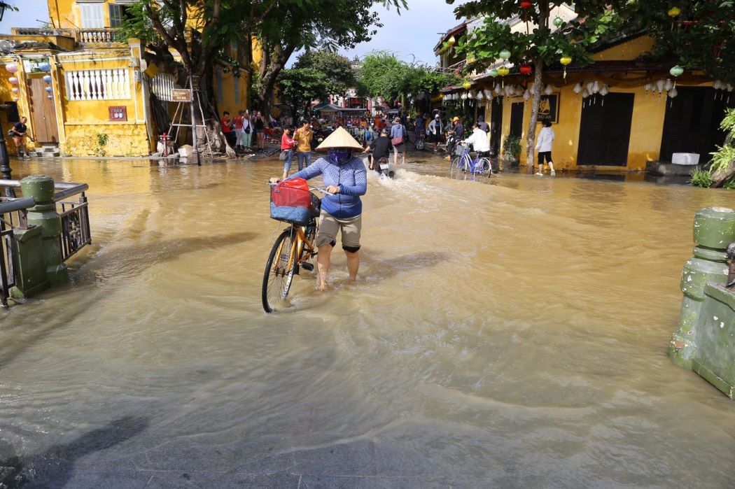 Đến chiều 15.11, một số tuyến đường  trong phố cổ Hội An như Bạch Đằng, Nguyễn Phúc Chu, Châu Thượng Văn, Nguyễn Hoàng… vẫn trong tình trạng ngập do mưa lớn những ngày qua.