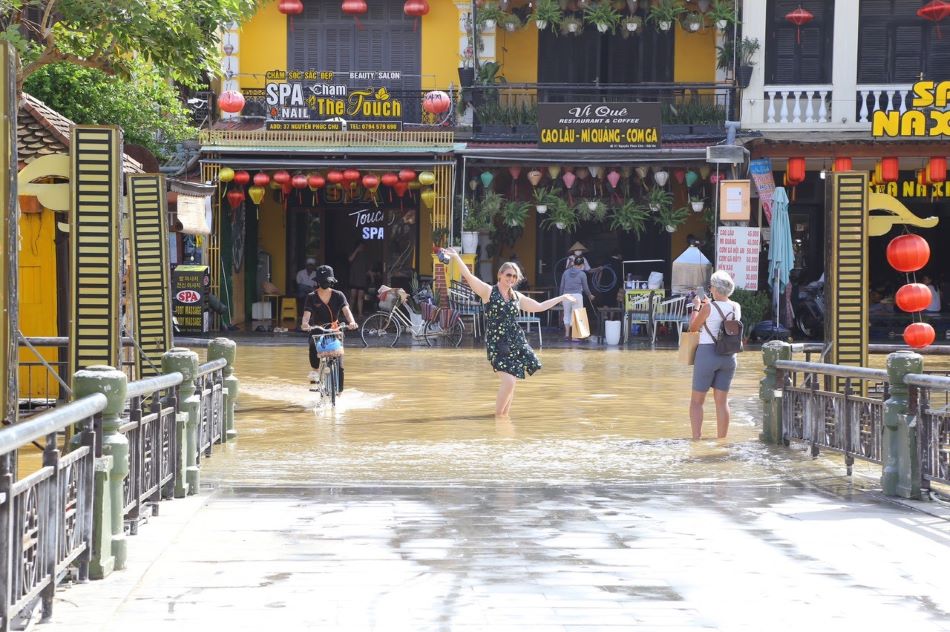 Khách nước ngoài cũng thích thú với trải nghiệm lội lụt ở Hội An.