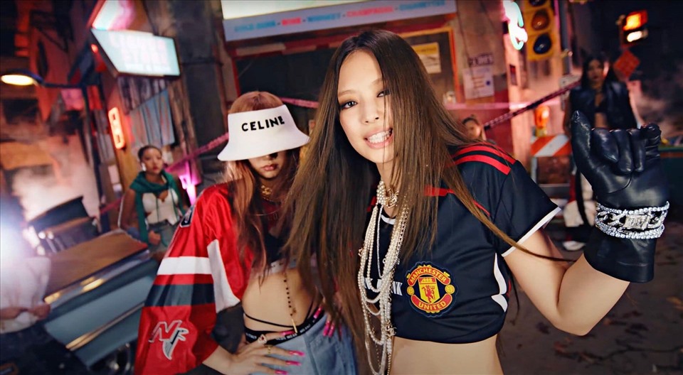 Jennie lan toả tinh thần mạnh mẽ của Man United. Ảnh: YG Entertainment