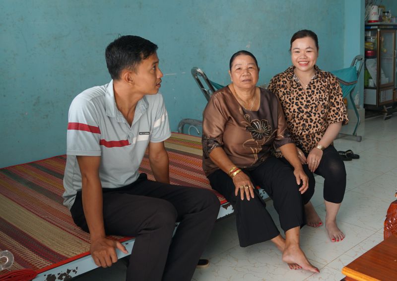 Người dân bị ảnh hưởng bởi Dự án phấn khởi khi chuẩn bị vào khu tái định cư. Ảnh: Phương Anh