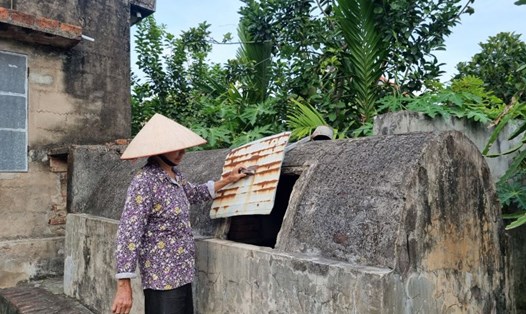Người dân xã Thụy Quỳnh tận dụng bể cũ để chứa nước mưa sử dụng thay cho "nước sạch". Ảnh: Lương Hà