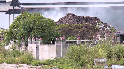 Khói từ lò đốt rác và điểm tập kết rác thải sinh hoạt tại xã Hoàn Sơn. Ảnh: Vân Trường