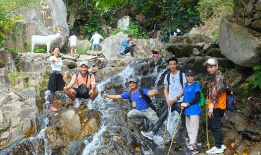 Du khách trên hành trình trekking và chụp ảnh lưu niệm cùng nhóm bạn tại núi Cấm (An Giang). Ảnh: Phong Linh