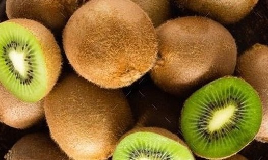 Kiwi là loại trái cây vừa hỗ trợ giảm viêm họng, vừa hỗ trợ giảm cân vì giàu vitamin C. Ảnh: Phạm My