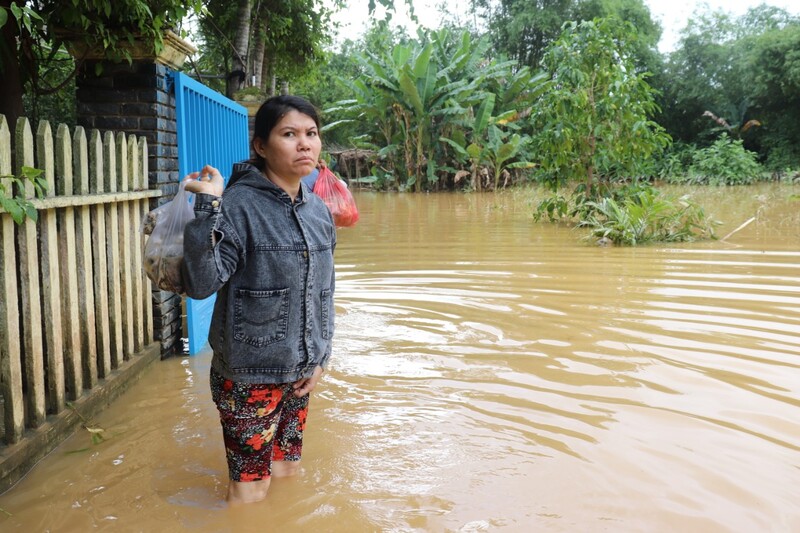 Người dân ở đây cho biết, từ ngày 12.11 vừa qua mưa lớn khiến nước đầu nguồn đổ về nhiều, người dân không thể ra ngoài để mua lương thực suốt nhiều ngày qua.