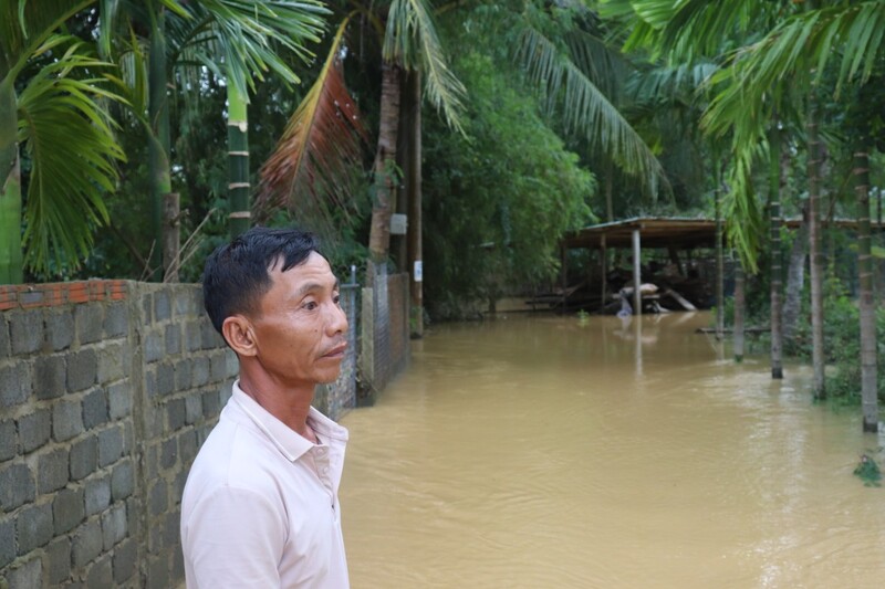 Ông Lê Phi Hùng, người dân thôn Tân Ninh bất lực nhìn nhiều đồ nghề của mình trôi theo dòng nước lũ.