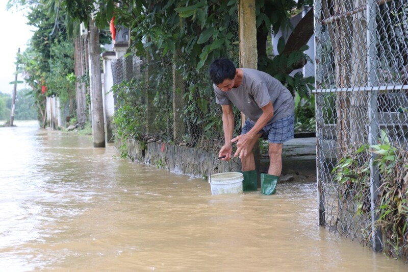Tính đến 15h chiều ngày 15.11, nước đã rút ra khỏi nhà người dân nhưng một số đoạn đường vẫn bị ngập sâu.