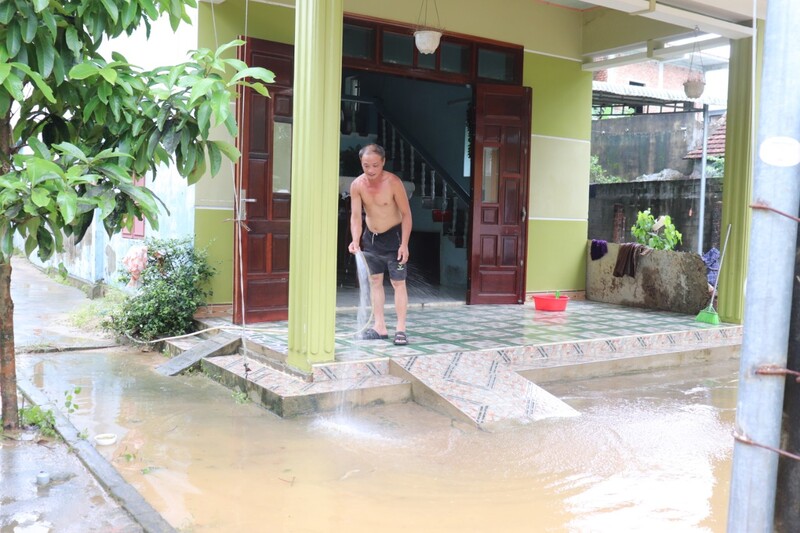 Ông Nguyễn Anh, người dân thôn Tân Ninh chia sẻ: “Lúc 1h sáng nước dâng vào nhà hơn 10cm khiến mọi người trong nhà phải dọn lên gác lửng để ở.”