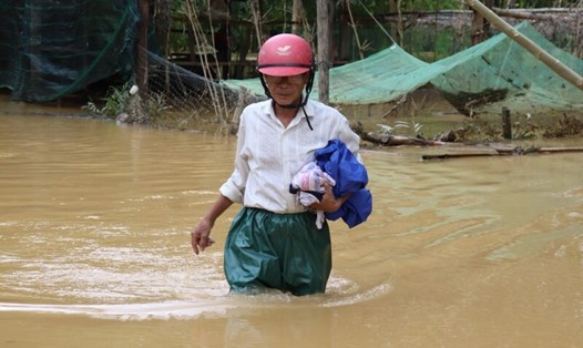Người dân ở vùng ven Đà Nẵng phải lội nước lũ gần 1m để đi làm. Ảnh: Nguyễn Linh