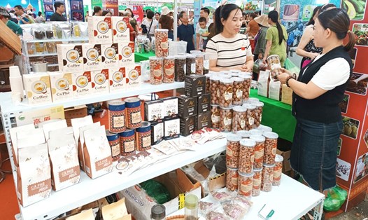 Sản phẩm hạt điều, cà phê Việt Nam tại hội chợ được khách hàng Trung Quốc ưa chuộng. Ảnh: BTC
