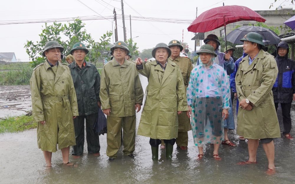 Đoàn lãnh đạo tỉnh Quảng Trị kiểm tra việc ứng phó với mưa lũ. Ảnh: Tiến Nhất.