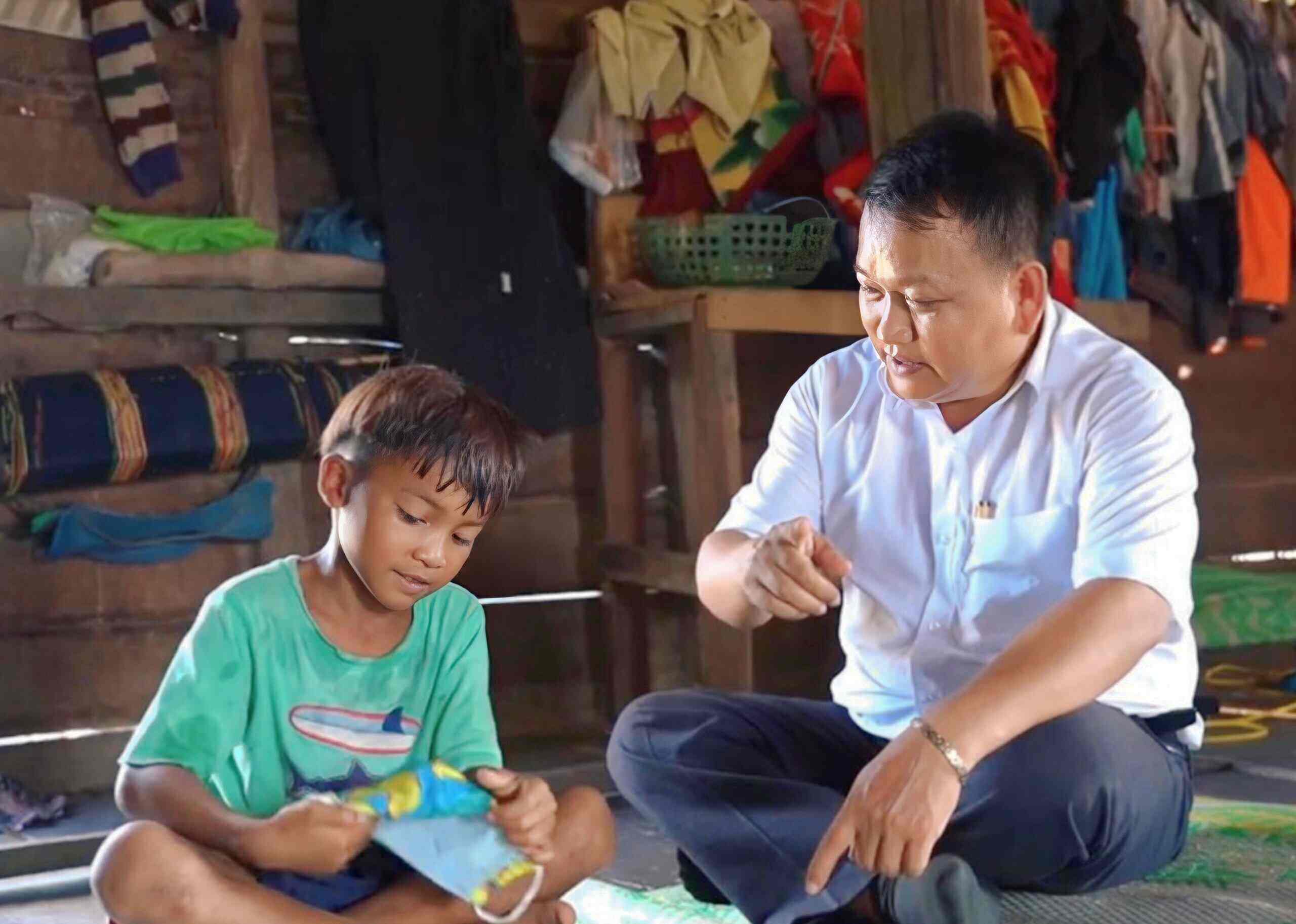 Thầy Tùng đã có 16 năm công tác trong ngày giáo dục, “bám rễ” tại các điểm trường đặc biệt khó khăn. Ảnh: NVCC