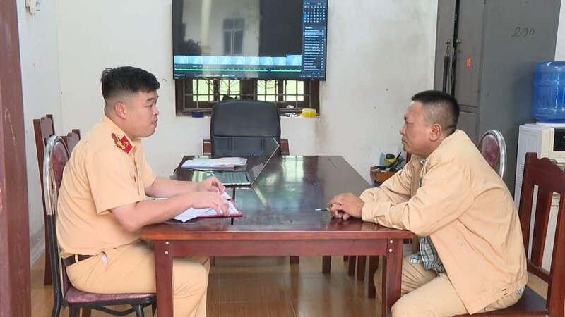 Tài xế Nguyễn Thanh Bình tại cơ quan công an. Ảnh: Công an tỉnh Phú Thọ.