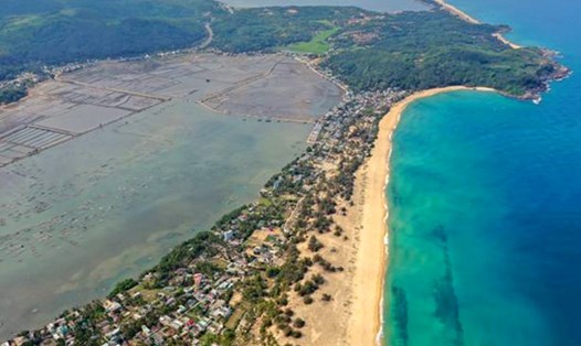 Bãi biển Sa Huỳnh hoang sơ và kỳ bí. Phần nhô ra biển là Gò Ma Vương. Ảnh: Đoàn Ngọc Viên