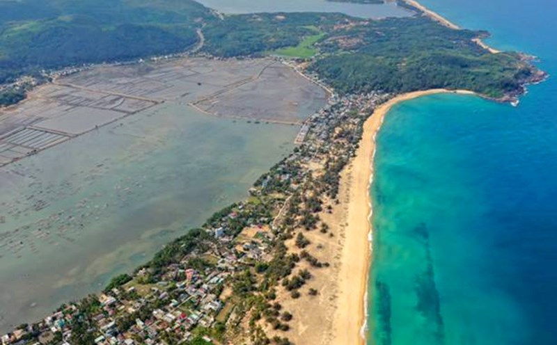 Bãi biển Sa Huỳnh hoang sơ và kỳ bí. Phần nhô ra biển là Gò Ma Vương. Ảnh: Đoàn Ngọc Viên