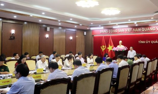 Thường trực Tỉnh ủy Quảng Ninh họp nghe và cho ý kiến về tình hình, kết quả phát triển, thu hút đầu tư vào các KCN, KKT. Ảnh: Thu Chung 