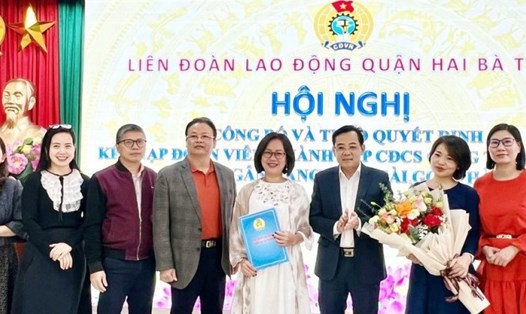 Trao Quyết định thành lập Công đoàn cơ sở cho Ban Chấp hành Công đoàn Công ty Tài chính TNHH Ngân hàng TMCP Sài Gòn - Hà Nội. Ảnh: CĐCS