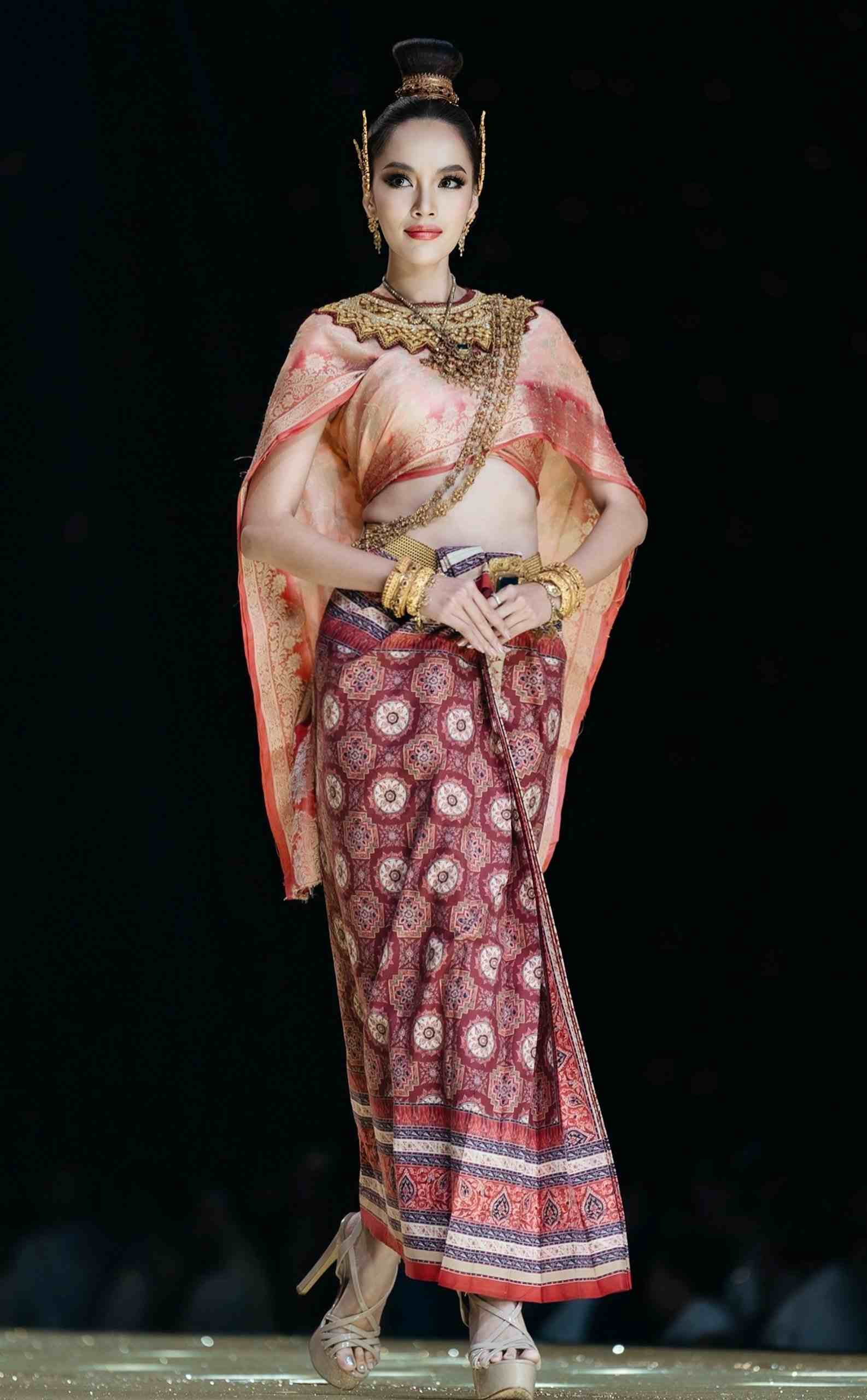 Lê Hoàng Phương trong trang phục truyền thống của Thái Lan. Ảnh: NVCC.