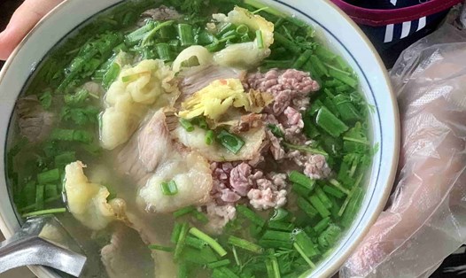 Một bát phở bò tại quán gia truyền trên phố Nguyễn Khuyến. Ảnh: Nhật Minh