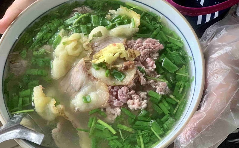 Một bát phở bò tại quán gia truyền trên phố Nguyễn Khuyến. Ảnh: Nhật Minh