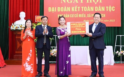 Trưởng Ban Tuyên giáo Trung ương Nguyễn Trọng Nghĩa đã về dự, chung vui Ngày hội Đại đoàn kết toàn dân tộc với bà con thôn Cổ Miếu, huyện Tiên Du, tỉnh Bắc Ninh. Ảnh: Thanh Hà