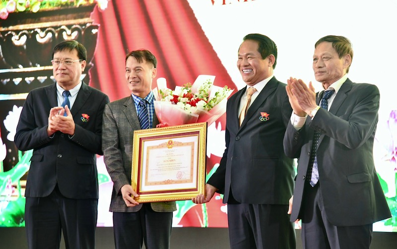 Ông Nguyễn Mạnh Hùng và Trung tâm Huấn luyện thể thao Quốc gia được trao Bằng khen của Thủ tướng Chính phủ. Ảnh: Cục TDTT