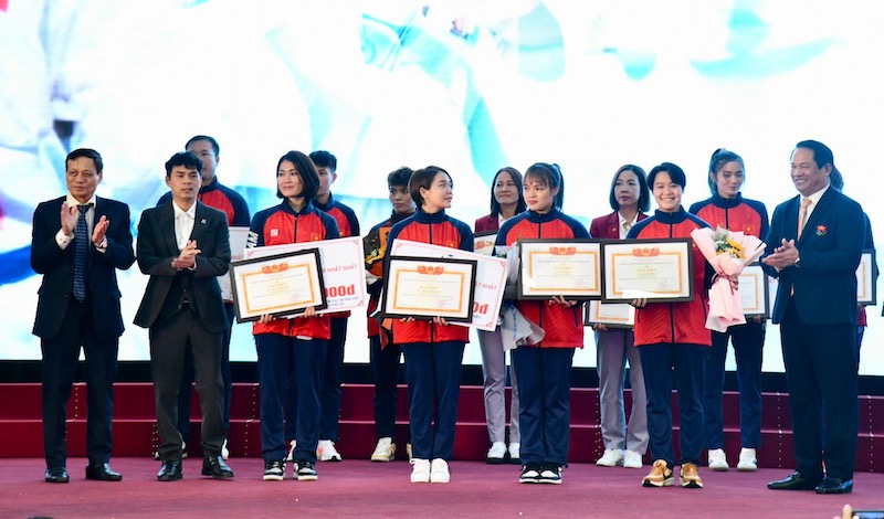 Các cá nhân/tập thể vận động viên và huấn luyện viên được trao thưởng sau thành tích giành huy chương vàng ASIAD 19. Ảnh: Cục TDTT