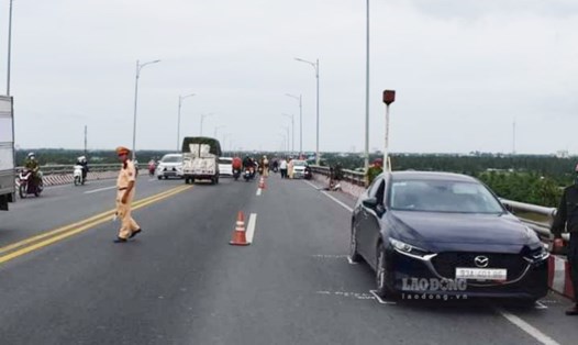 Hiện trường vụ tai nạn giao thông trên cầu Hàm Luông. Ảnh: Thành Nhân