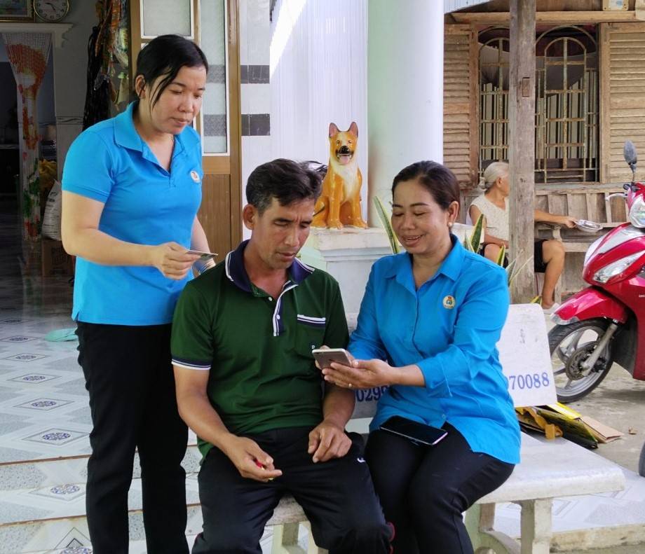 Các cấp Công đoàn huyện Long Phú (Sóc Trăng) ra quân hướng dẫn người dân cài đặt định danh điện tử. Ảnh: LĐLĐ huyện Long Phú