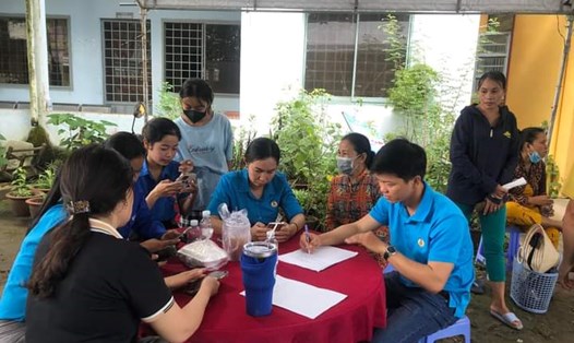 Các cấp Công đoàn huyện Long Phú ra quân hướng dẫn người dân cài đặt định danh điện tử. Ảnh: LĐLĐ huyện Long Phú