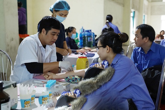 Gần 200 công nhân tham gia hiến máu. Ảnh CĐ KHCN Hà Nam