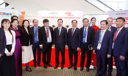 Chủ tịch nước Võ Văn Thưởng thăm các gian hàng của doanh nghiệp Việt Nam bên lề Hội nghị Thượng đỉnh Doanh nghiệp APEC. Ảnh: TTXVN