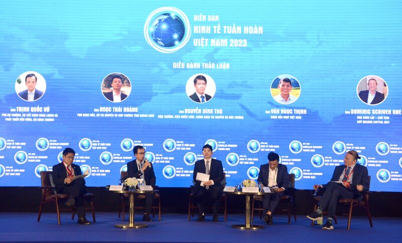Phiên thảo luận tại diễn đàn Kinh tế tuần hoàn Việt Nam 2023. Ảnh: La Duy