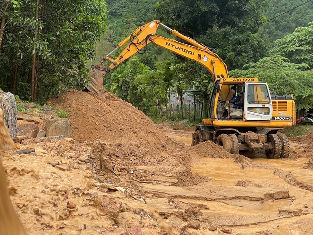 Mưa lớn ba ngày, Quảng Ngãi xuất hiện trên 70 điểm sạt lở vùi lấp đường